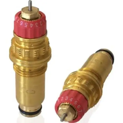 Danfoss Ventileinsatz für Fußbodenverteiler in goldfarbener Ausführung mit roter Skala zur Einstellung. Sichtbare Detailstruktur und zwei übereinander angeordnete Teile.